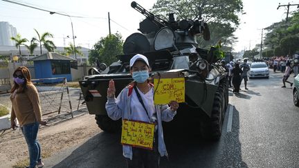 Une manifestante devant un blindé de l'armée à Yangoon en Birmanie, le 15 février 2015. (YE AUNG THU / AFP)