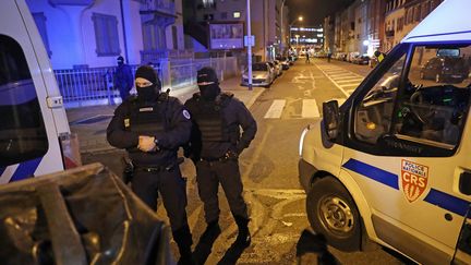 Des CRS sécurisent le quartier du Neudorf à Strasbourg, où Cherif Chekatt a été abattu le 13 décembre 2018. (JEAN-MARC LOOS / L'ALSACE / MAXPPP)