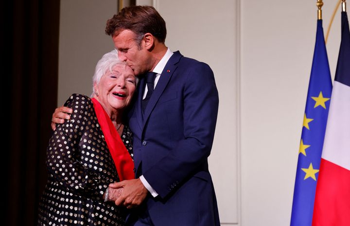 L'émotion de Line Renaud&nbsp;au moment d'être distinguée par le Président Emmanuel Macron, le 2 septembre 2022 à l'Élysée, à Paris (LUDOVIC MARIN / POOL / AFP)