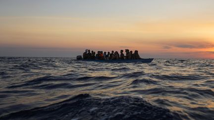 Des migrants&nbsp;partis de Tunisie sont assistés par une ONG espagnole près de l'île italienne de Pantelleria le 5 août 2022, avant d'être secourus par des garde-côtes italiens (photo d'illustration). (FRANCISCO SECO/AP/SIPA / SIPA)