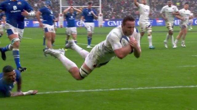 Opportuniste après une touche italienne, Anthony Jelonch chipe le ballon et s'en va marquer le premier essai français du tournoi. Melvyn Jaminet trouve le poteau : 8-7.