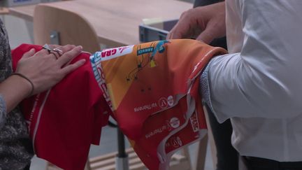 L'entreprise lyonnaise Boldoduc fabrique des tours de cou avec masque intégré (L.Crozat / France Télévisions)