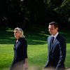 Marine Le Pen et Jordan Bardella, dirigeants du Rassemblement national, dans les jardins du palais de l'Elysée, à Paris, le 26 août 2024. (TELMO PINTO / NURPHOTO / AFP)