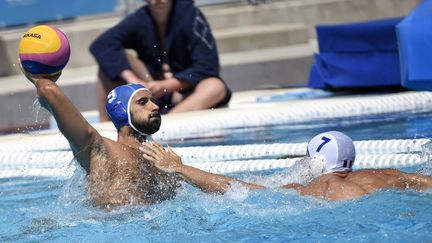 L'Italien Vincenzo Renzuto face au Français Ugo Crousillat  (BALAZS CZAGANY / MTI)