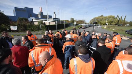 Des salariés d'Ascoval bloquent le rond-point de Saint-Saulve (Nord).&nbsp; (PIERRE ROUANET / MAXPPP)