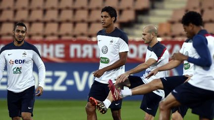 Payet, Varane, Jallet et Rémy s'échauffent (FRANCK FIFE / AFP)