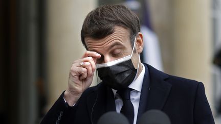 Emmanuel Macron, le 16 décembre 2020, lors de la réception du Premier ministre portugais Antonio Costa, à l'Elysée, à Paris.&nbsp; (THOMAS COEX / AFP)