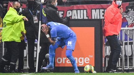 Le Marseillais Dimitri Payet touché par une bouteille d'eau à la tête au stade de l'OL, lors du match Lyon-Marseille le 21 novembre 2021. (PHILIPPE DESMAZES / AFP)