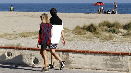 Un couple profite du beau temps sur la place de Saint-Cyprien (Pyrénées-Orientales), le 11 décembre 2015. (RAYMOND ROIG / AFP)