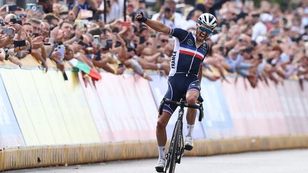 Julian Alaphilippe célèbre son passage de la ligne d'arrivée après avoir remporté son deuxième titre de champion du monde, à Louvain, le 26 septembre 2021. (KENZO TRIBOUILLARD / AFP)