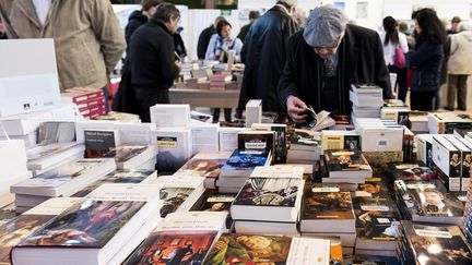 Piles de livres exposés au Salon du livre à la porte de Versailles, à Paris, le 16 mars 2018. (MAGALI COHEN / HANS LUCAS)