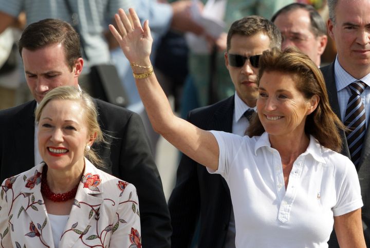 Cécilia Sarkozy (à droite) et la commissaire européenne aux relations extérieures, Benita Ferrero-Waldner, à l'atterrissage de l'avion qui ramenait les infirmières bulgares condamnées en Libye, le 24 juillet 2007, à Sofia (Bulgarie). Derrière elles, avec ses lunettes de soleil, Boris Boillon. (DIMITAR DILKOFF / AFP)