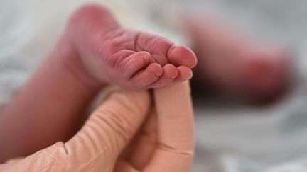 &nbsp;Un bébé dans une unité pour enfants d'un établissement médical temporaire créé pour les patients Covid-19 à l'hôpital Filatov de Moscou, en Russie, le 9 juin 2020. (VLADIMIR ASTAPKOVICH / SPUTNIK)