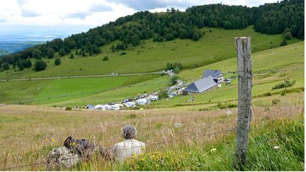 &nbsp; (En attendant le Tour sur les hauteurs des monts des Vosges © RF/Jean-Marie Porcher)