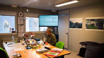 Depuis son petit bureau, Jacques Caraës surveille attentivement tous les bateaux du Vendée Globe