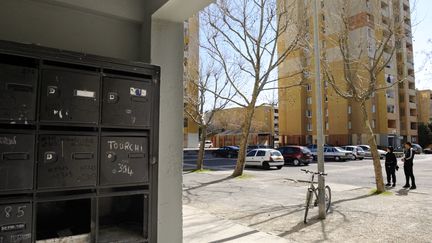 Dans cette cité du Docteur Ayme, à Cavaillon dans le Vaucluse, des groupes armés s'affrontent régulièrement sur fond de trafic de drogues. (ANNE-CHRISTINE POUJOULAT / AFP)