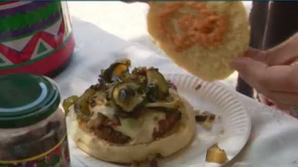 C’est une belle initiative qui a&nbsp;été&nbsp;prise à Toulouse, en Haute-Garonne, par Kamel&nbsp;Sekraoui.&nbsp;Il cuisine et prépare des burgers pour pouvoir ensuite les distribuer aux sans-abris, une manière de redonner du baume au cœur aux plus démunis. (FRANCE 2)