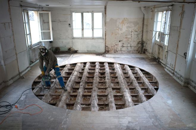 Sambre, ici en work in progress, a d'abord creusé un trou entre deux étages avant de construire sa sphère en lattes de parquet.
 (Photo Stéphane Bisseuil - Courtesy Magda Danysz)