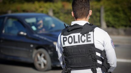 Un policiers lors d'un contrôle routier à Montbéliard (Doubs), le 2 avril 2021 (illustration).&nbsp; (LIONEL VADAM  / MAXPPP)