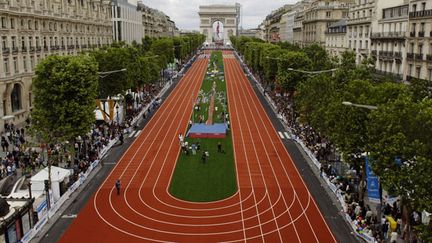 Les Champs-Elysées recouverts d'une piste d'athlétisme lors de la candidature de Paris aux JO 2012