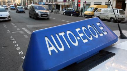 Une voiture d'auto-&eacute;cole circule dans Paris, le 9 mars 2010. (LOIC VENANCE / AFP)