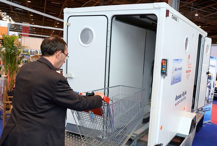 Le "clean shopping", un  système pour laver les chariots de supermarchés, 2e prix du concours Lepine 2013
 (PIERRE ANDRIEU / AFP)