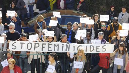 Une chaîne humaine a été formée en mars 2020 pour protester contre les violences faites aux femmes. (PATRICE LAPOIRIE / MAXPPP)