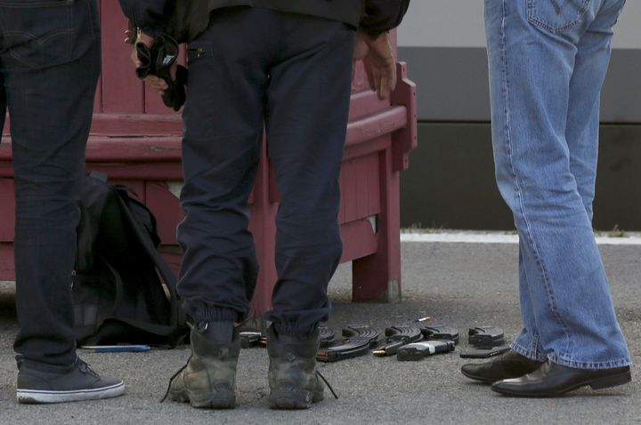 Des munitions au sol, en gare d'Arras (Pas-de-Calais), o&ugrave; a &eacute;t&eacute; interpell&eacute; l'homme qui a attaqu&eacute; un Thalys, vendredi 21 ao&ucirc;t 2015. (PASCAL ROSSIGNOL / REUTERS)