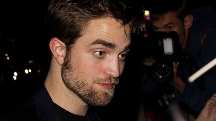 Apr&egrave;s une coupe de cheveux rat&eacute; arbor&eacute;e pour cause de tournage, Robert Pattinson est d&eacute;sormais barbu. 2011, ann&eacute;e du drama capillaire. (WENN / SIPA)