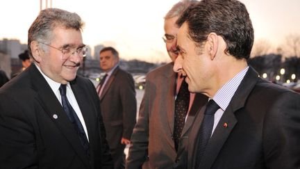 Claude All&egrave;gre et Nicolas Sarkozy &agrave; la Cit&eacute; des sciences, &agrave; Paris, lors du sommet europ&eacute;en de l'innovation, le 9 d&eacute;cembre 2008. (ERIC FEFERBERG / ARCHIVES / AFP)