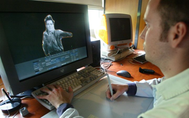 Un technicien procède à la restauration numérique du film "Le Mecano de la Général" de Buster Keaton, le 29 avril 2004 dans les laboratoires Eclair
 (FRANCOIS GUILLOT / AFP)