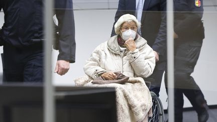 Irmgard Furchner apparaît au tribunal pour le verdict de son procès en première instance, à Itzehoe (Allemagne), le 20 décembre 2022. (CHRISTIAN CHARISIUS / AP / SIPA)