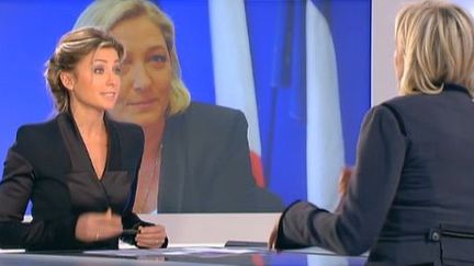 Anne-Sophie Lapix et Marine Le Pen sur le plateau de "Dimanche+", le 15 janvier 2012.&nbsp; (FTVi)