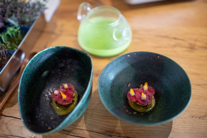 Un plat réalisé par le chef marseillais Alexandre Mazzia, présenté dans son restaurant AM à Marseille, le 23 octobre 2018. (CHRISTOPHE SIMON / AFP)