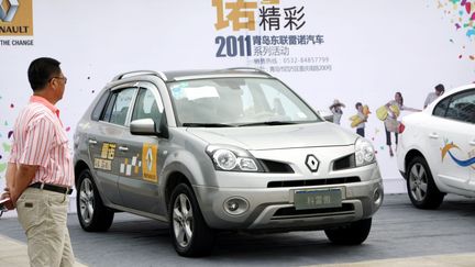 Une Renault Koleos, lors d'un salon de l'automobile &agrave;&nbsp;Qingdao, dans la province de Shandong&nbsp;(Chine), le 17 septembre 2011. (HUANG JIEXIAN / IMAGINECHINA / AFP)