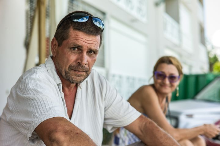 "Tonton Nico", gérant d'une résidence à Saint-Martin, est&nbsp;pessimiste sur le temps que prendra la reconstruction. (MATTHIEU MONDOLONI / FRANCEINFO)