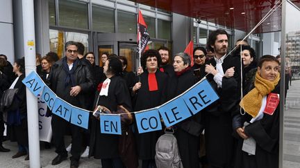 Les avocats bloquent l'entree du tribunal de grande instance de paris (TGI) pour protester contre la réforme des retraites, le 24 février 2020. (JULIEN MATTIA / LE PICTORIUM / MAXPPP)