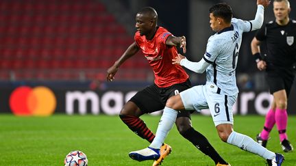 Serhou Guirassy (Rennes) face à Thiago Silva (Chelsea). (DAMIEN MEYER / AFP)