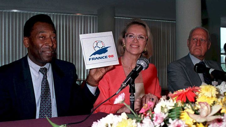 Le ministre des Sports brésilien, Pelé, aux côtés de son homologue française, Michèle Alliot-Marie, le 20 mars 1995 à Rio De Janeiro. (JULIO PEREIRA / AFP)