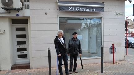 Serge et Jean, devant le local qui aurait &eacute;t&eacute; lou&eacute;&nbsp;par des proches de J&eacute;r&ocirc;me Cahuzac pour installer une permanence &eacute;lectorale, &agrave;&nbsp;Villeneuve-sur-Lot, le 16 mai 2013. (THOMAS BAIETTO / FRANCETV INFO)