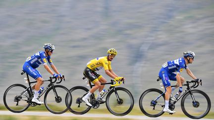 Le Français Julian Alaphilippe (au c.), lors de la dernière édition du Tour de France, le 26 juillet 2019. 


 (DAVID STOCKMAN / BELGA MAG)