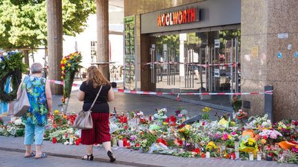 Des fleurs sur les lieux de l'attaque, le 28 juin 2021 à Wurztbourg (Allemagne). (NICOLAS ARMER / DPA / AFP)