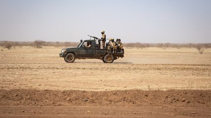 Des soldats du Burkina Faso&nbsp;patrouillent à bord d'un pick-up, le 3 février 2020.  (OLYMPIA DE MAISMONT / AFP)