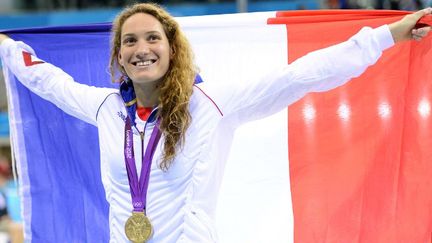 Camille Muffat tout sourire après son sacre olympique à Londres en 2012 (LEON NEAL / AFP)