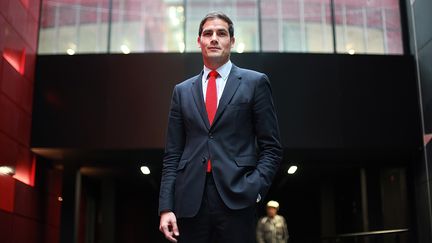 Mathieu Gallet, le pr&eacute;sident de Radio France, dans l'entr&eacute;e de la Maison de la radio, le 14 novembre 2014. (LOIC VENANCE / AFP)