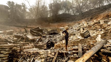 Une femme découvre les restes de la maison de son conjoint, le 21 août 2020, à Vacaville. (NOAH BERGER/AP/SIPA)