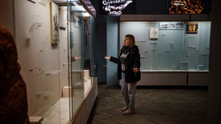 Olga Gontcharova, responsable du musée régional de Kherson, montre une vitrine vide. (DIMITAR DILKOFF / AFP)