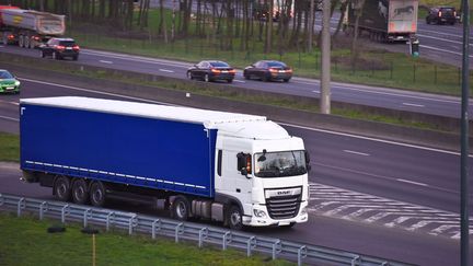 Un transporteur routier en circulation. Photo d'illustration. (JEAN-LUC FLEMAL / MAXPPP)