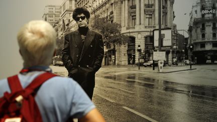 Une photographie montrant le cinéaste espagnol Pedro Almodovar posant dans la rue Gran Via, à Madrid, présentée dans le cadre d'une exposition à Madrid, le 20 juin 2024. (PIERRE-PHILIPPE MARCOU / AFP)