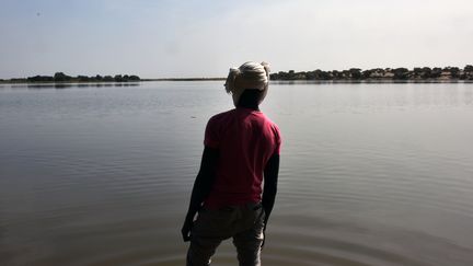 Un survivant de Boko Haram devant le lac Tchad, au Nigeria, le 25 janvier 2015. (SIA KAMBOU / AFP)